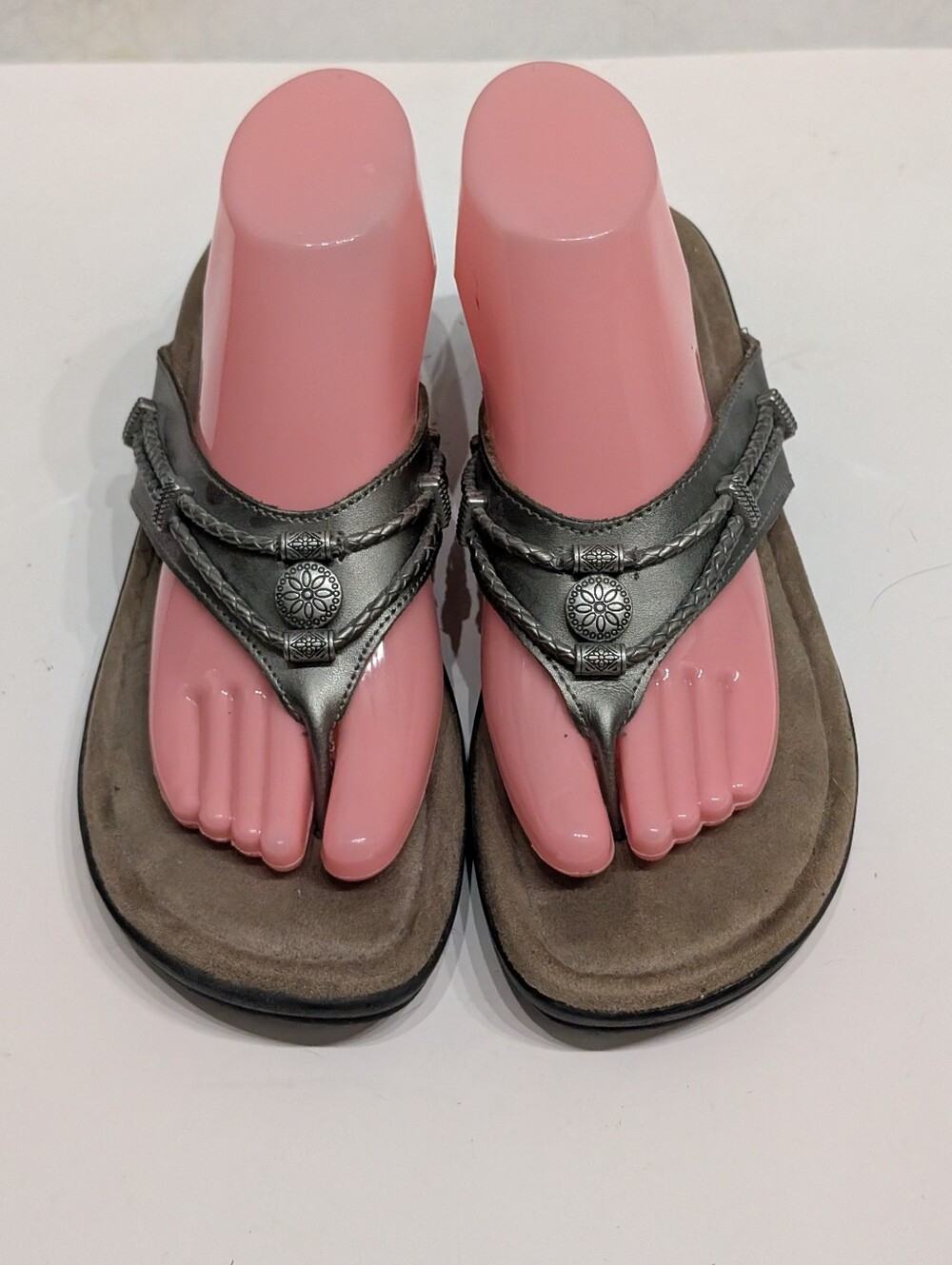 Minnetonka Women’s 10 Pewter Gray Flip Flops Leather Sandals Silver